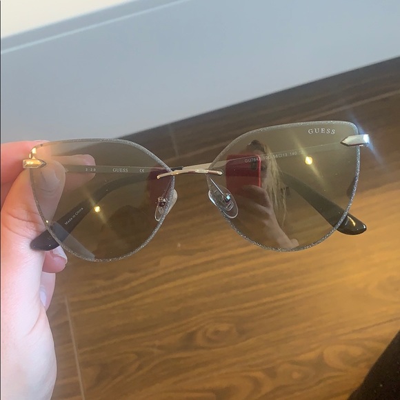 Guess Sunglasses - Picture 1 of 3
